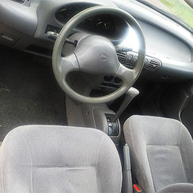 Nissan Micra bérlés sofőrülés