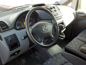 kisbusz kölcsönzés Mercedes Vito sofőr ülés